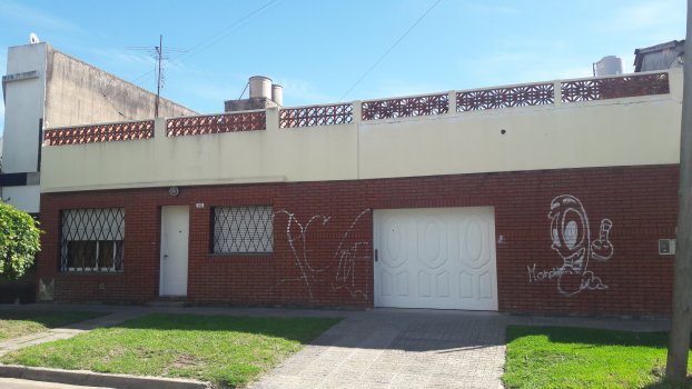 EXCELENTE CASA AMERICANA CON TECHO DE LOSA Y AMPLIO GARAGE/LOCAL/DEPOSITO |  BuscadorProp