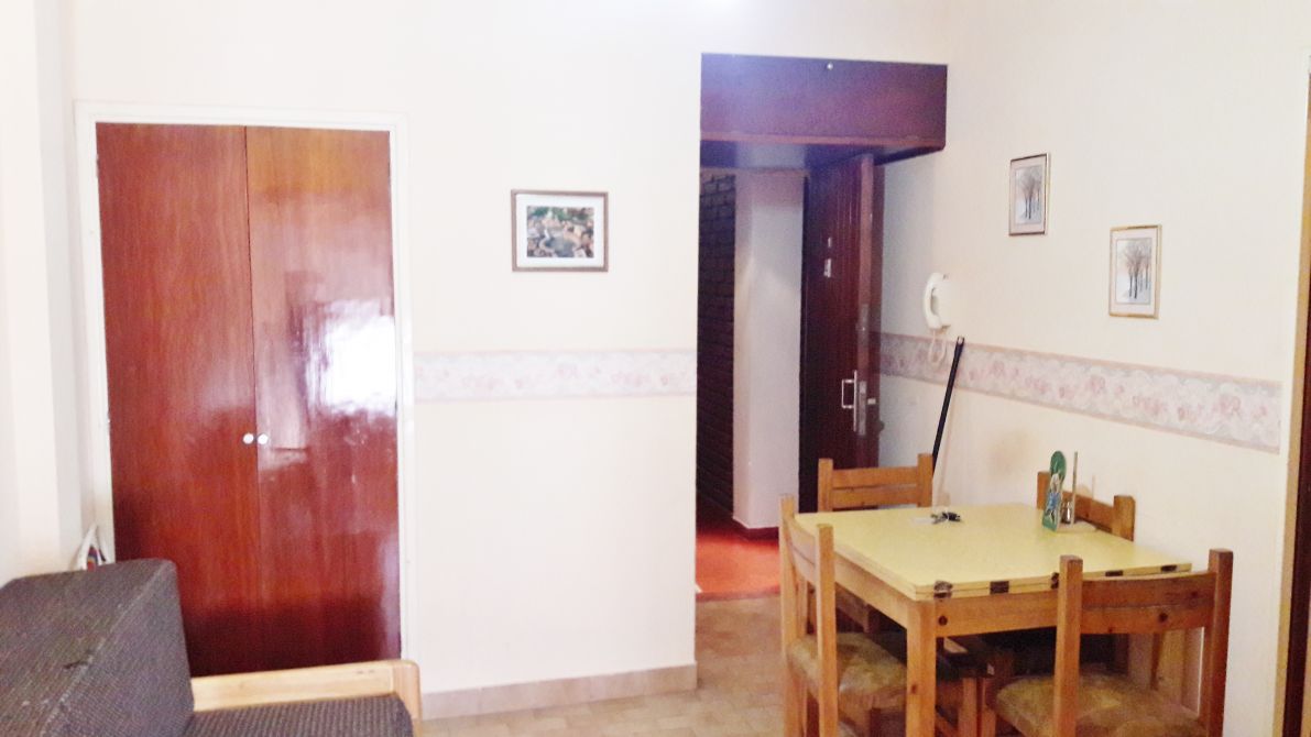 1 Amb. Con Cochera Cubierta 4º Piso Al Frente Con Balcon/ Bajo De