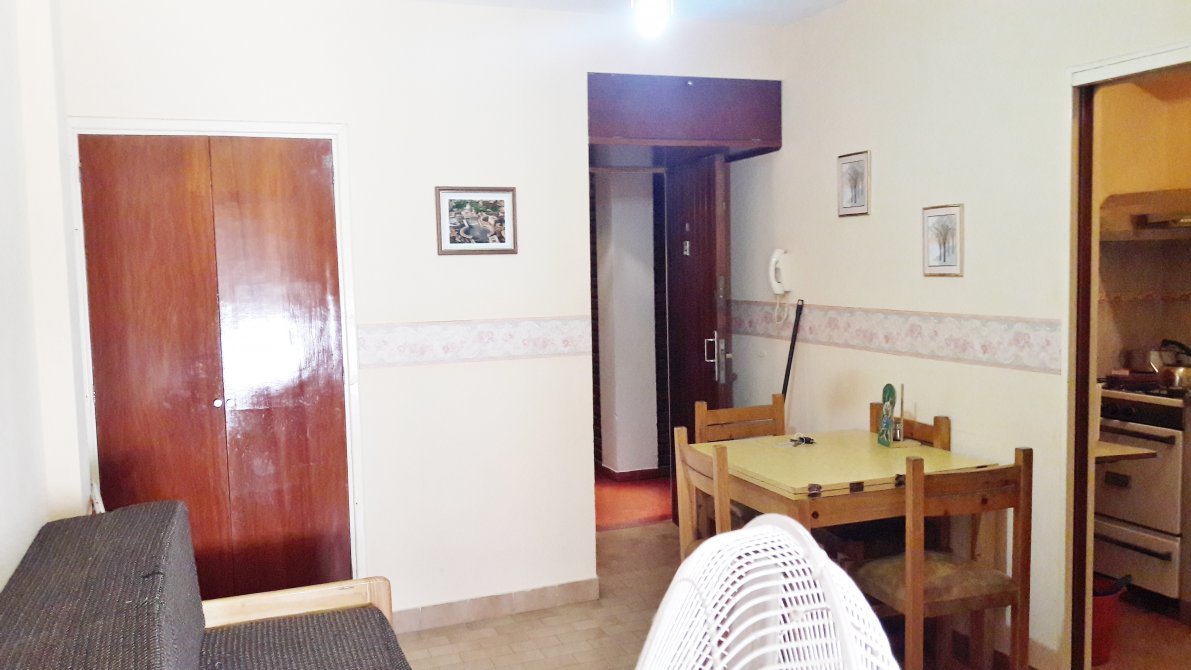 1 Amb. Con Cochera Cubierta 4º Piso Al Frente Con Balcon/ Bajo De