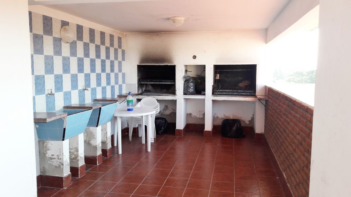 1 Amb. Con Cochera Cubierta 4º Piso Al Frente Con Balcon/ Bajo De