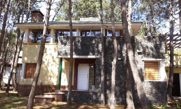 Excelente Casa En El Bosque - Ricatti y Asociados