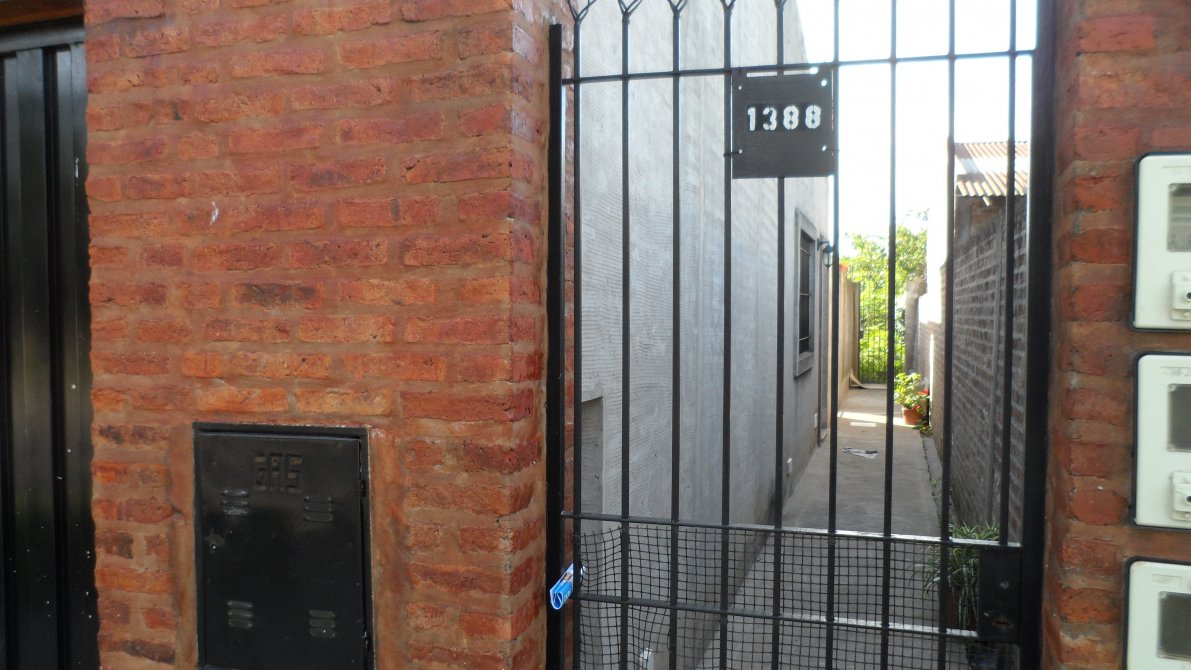 Cochera Cerrada Y Cubierta Privadas En Alquiler - Garzón Propiedades y