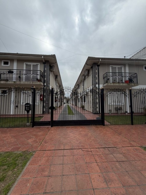 Depto. 2 ambientes c/ cochera y balcón en complejo cerrado - Darragueira 857