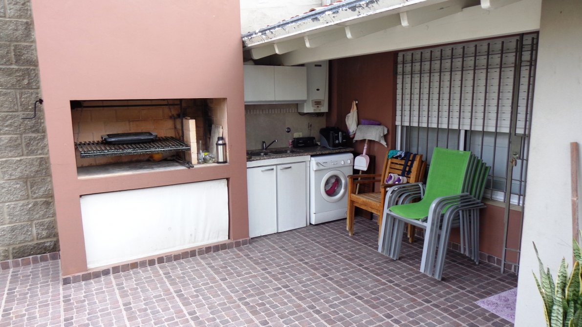 Hermoso Dto/Casa De 4 Amb. Remodelado A Nuevo C/Lindo Patio C/Parrilla