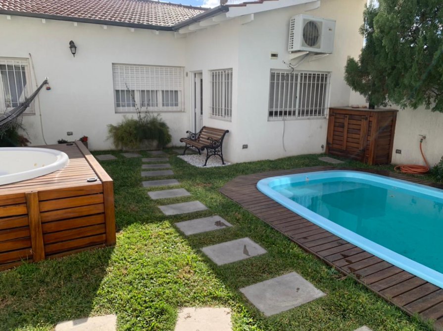 Exte Chalet 5 Amb C/Coch, Quincho, Fdo, Pileta Climatizada Y Jacuzzi