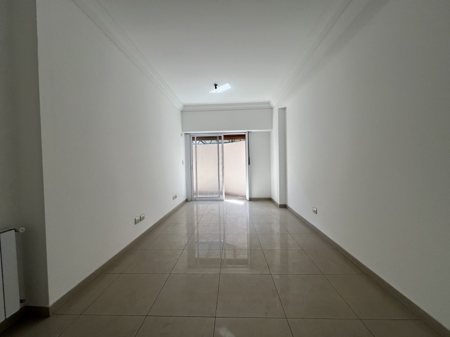 Alquiler, Amplio 2 Ambientes en Planta Baja, con Pequeño Patio