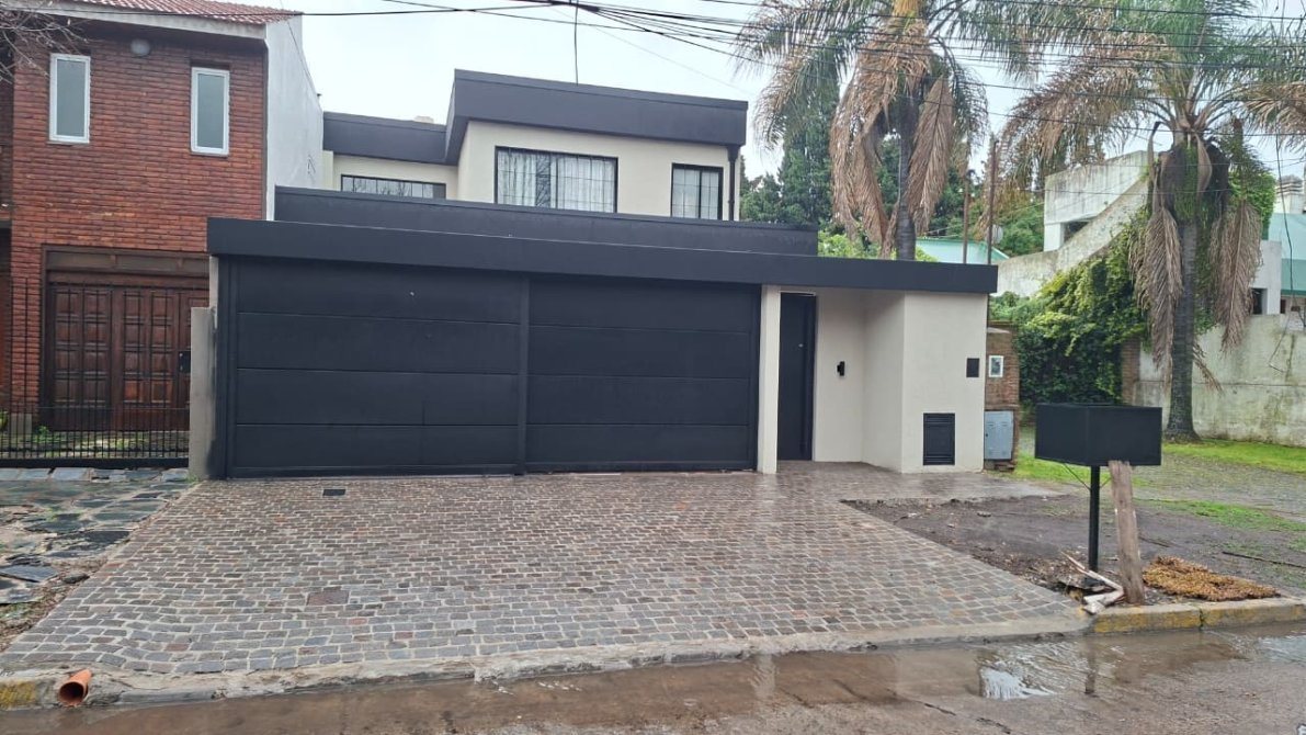 VENTA CASA EN ADROGUE MODERNA