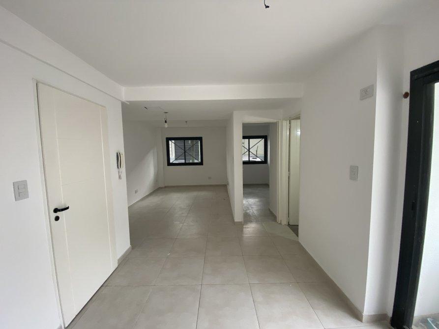 DEPARTAMENTO 2 AMBIENTES CON PATIO Y COCHERA