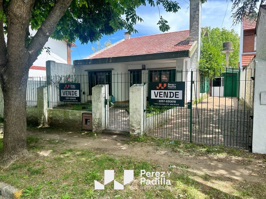 Casa 4 ambientes muy bien ubicada - todos los servicios - lote propio - Mar de Ajo