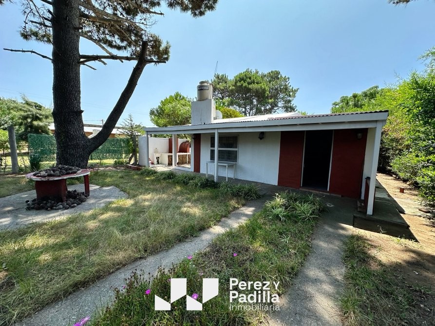 Casa s/ lote propio - a 5 cuadras del mar - importante arboleda