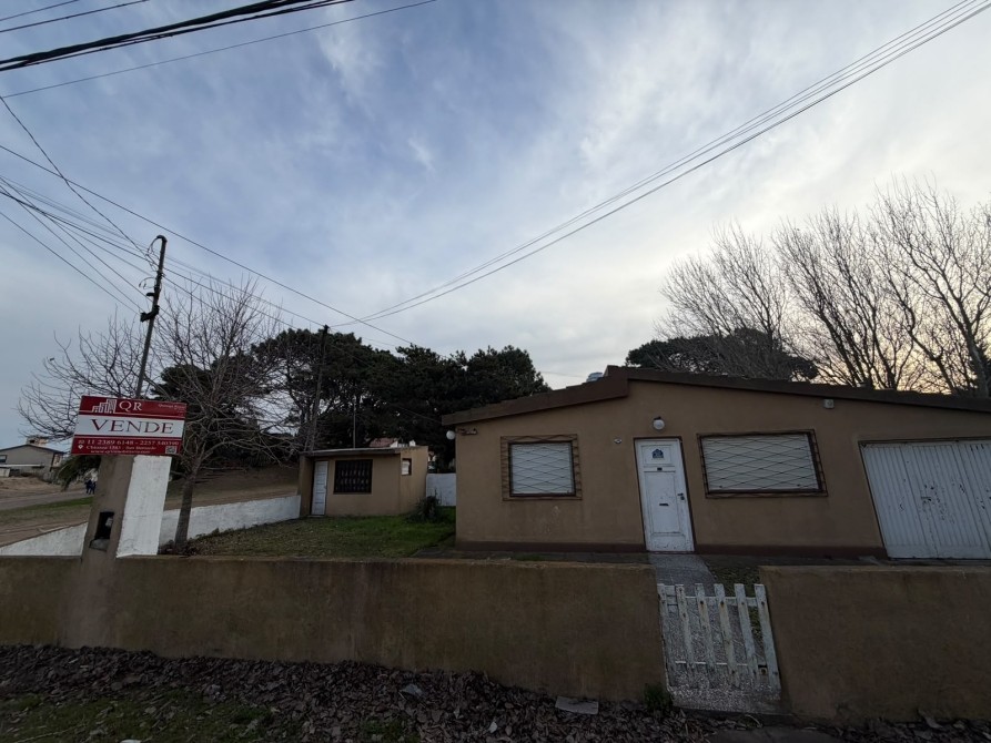 CASA  CON PARQUE AL FRENTE