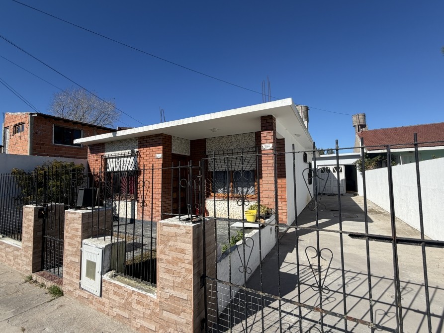 CASA EN MAR DE AJO CON TODOS LOS SERVICIOS + DPTO DE 3 AMBIENTES