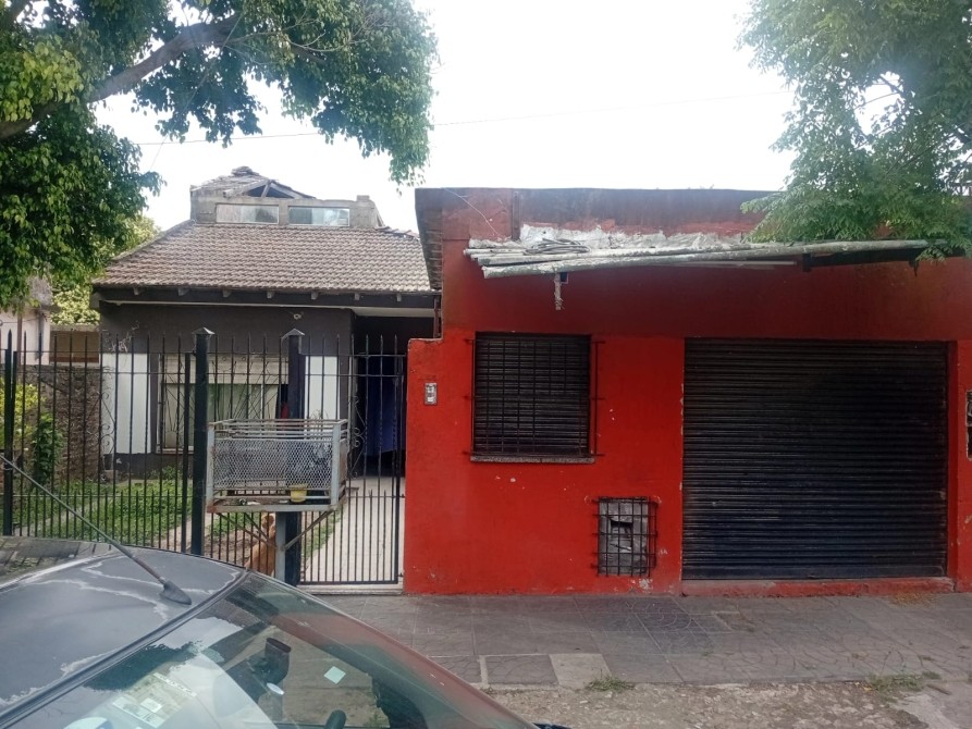 EN VENTA: Casa y local al frente con dos departamentos al fondo - IDEAL INVERSIÓN
