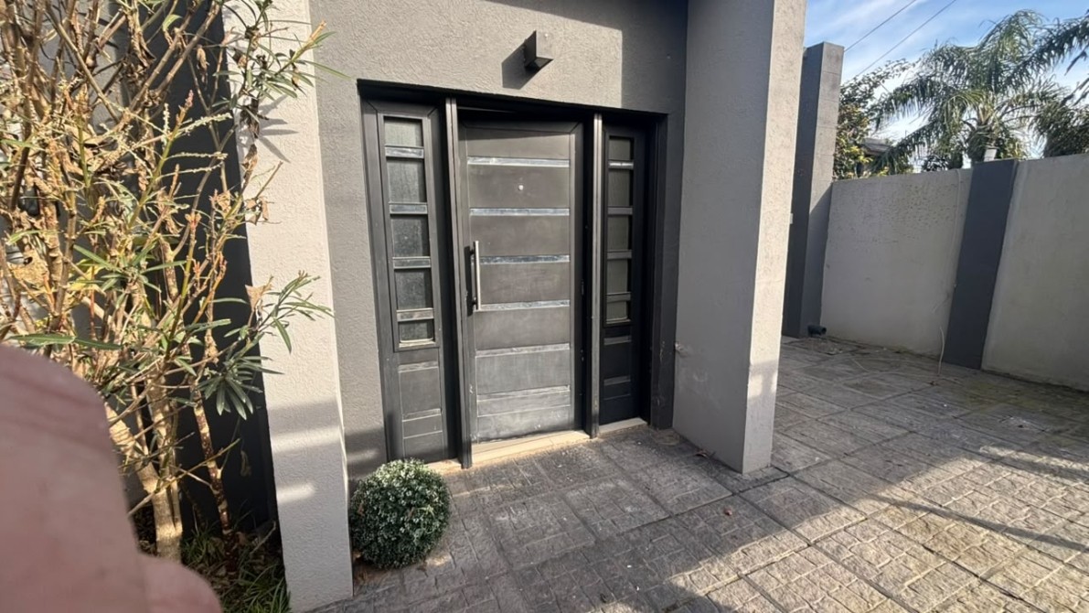 VENTA CASA BARRIO 5TA AVENIDA 280m2 3 DORM PISCINA