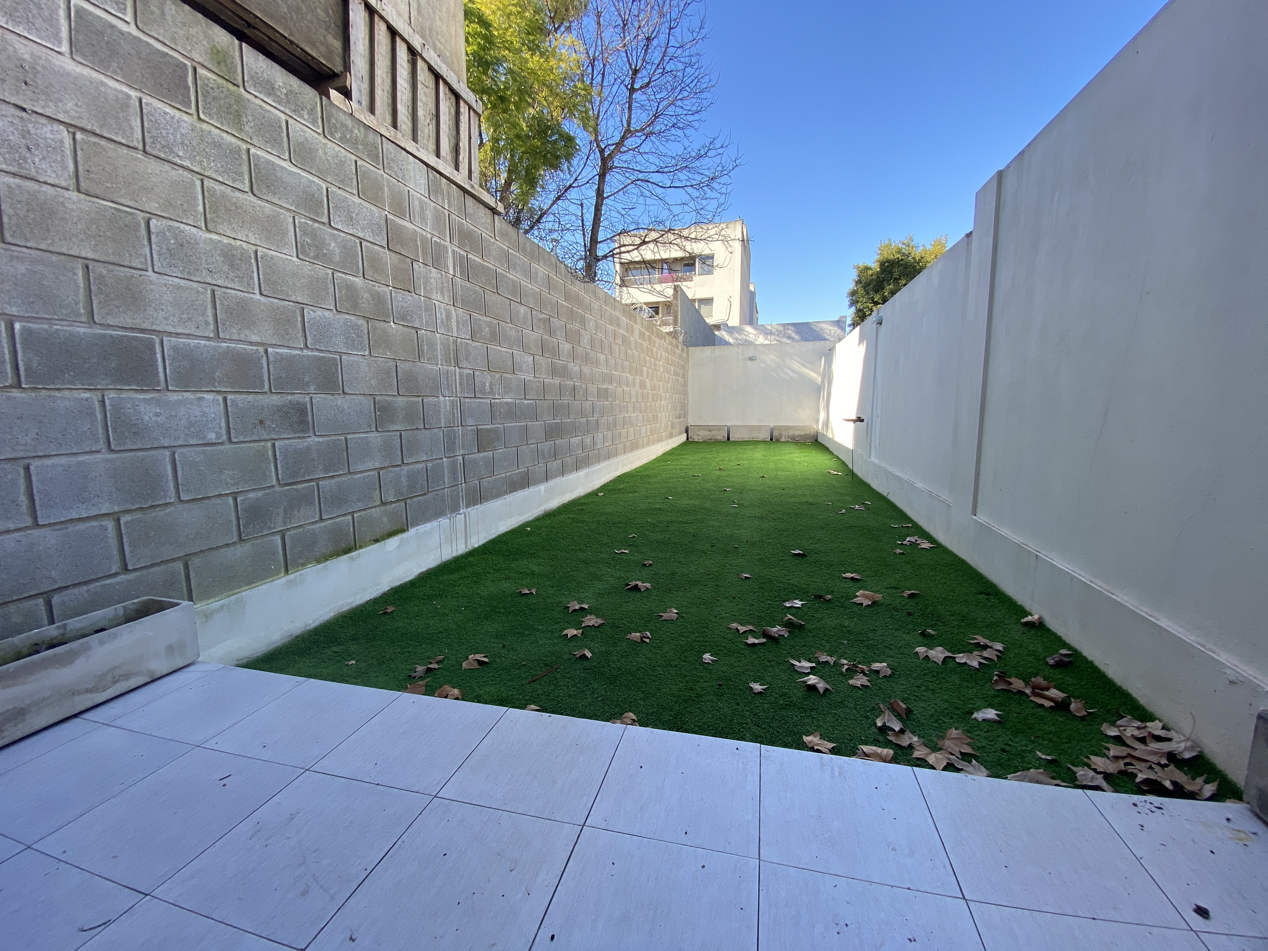 GRAN DEPARTAMENTO  2 AMB. CON PATIO Y COCHERA.