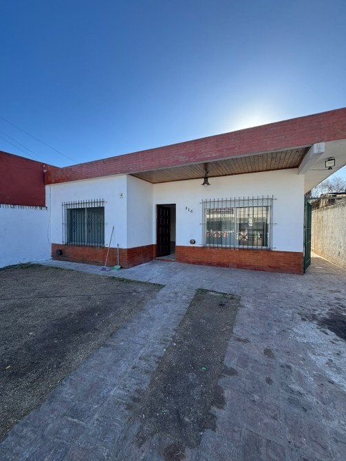 CASA CON 3 HABITACIONES Y ENTRADA PARA AUTO