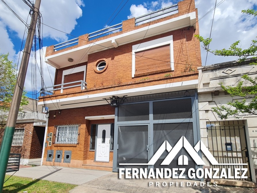 Departamento en Planta alta de 3 Ambientes con balcón y patio propio. Sin expensas.
