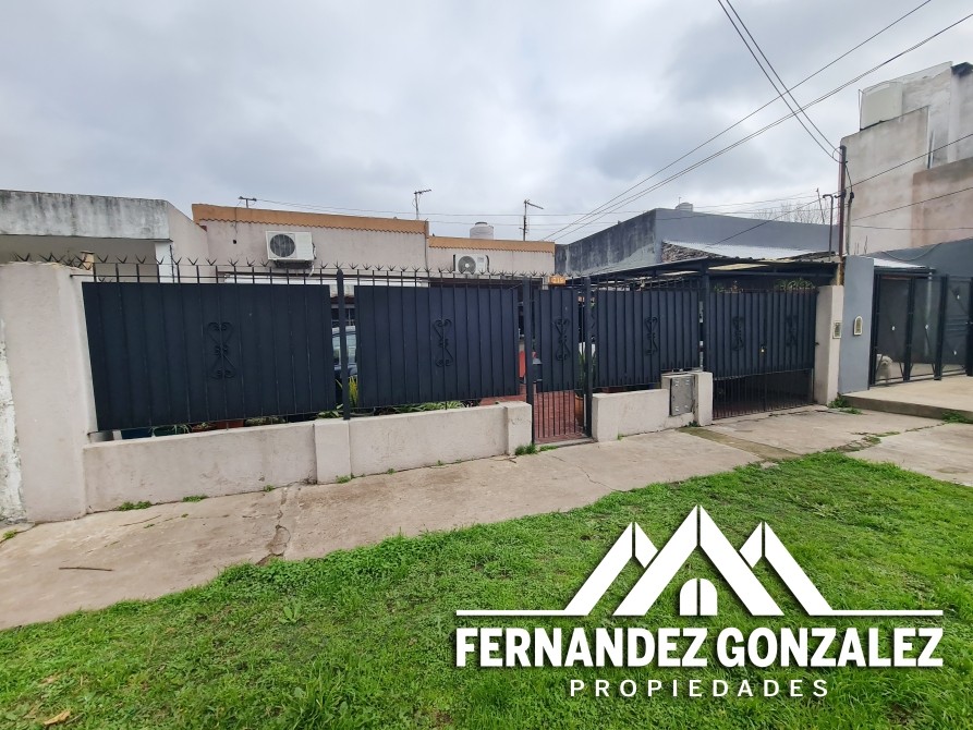 Casa de 3 Ambientes con entrada de autos con segunda vivienda a terminar de 2 Ambientes.