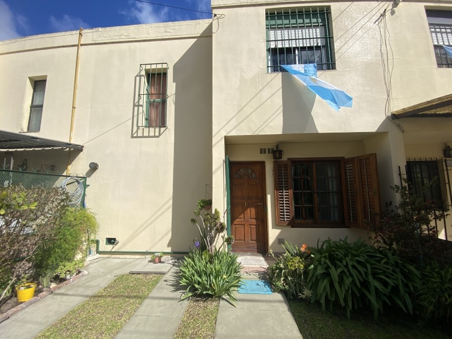 DÚPLEX 4 AMBIENTES CON 3 DORMITORIOS, PATIO Y ESPACIO PARA AUTO – LONGCHAMPS