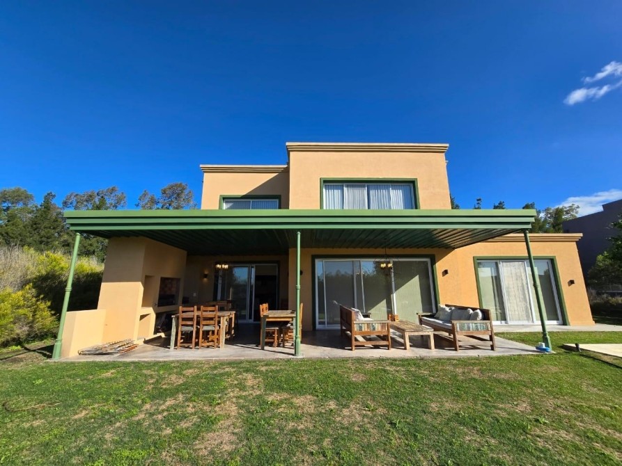 Casa 5 ambientes en Barrio Santa Paula Spegazzini