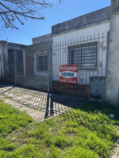 Muy buena Propiedad con amplio lote y Dpto. al fondo a mts de la estacion de Luis Guillon