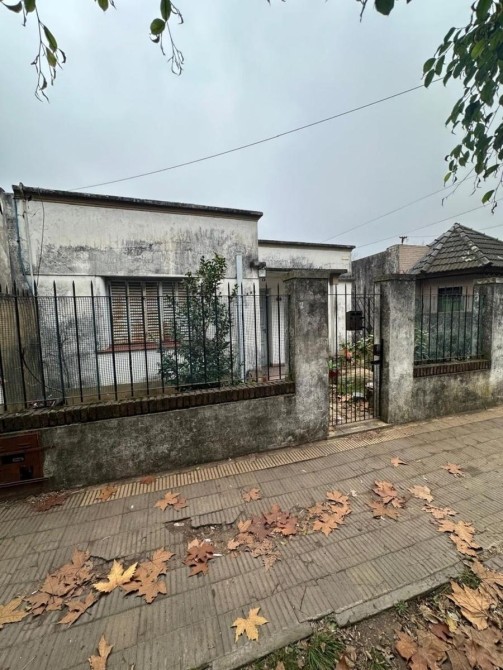 Amplio terreno con propiedad a refaccionar en Burzaco