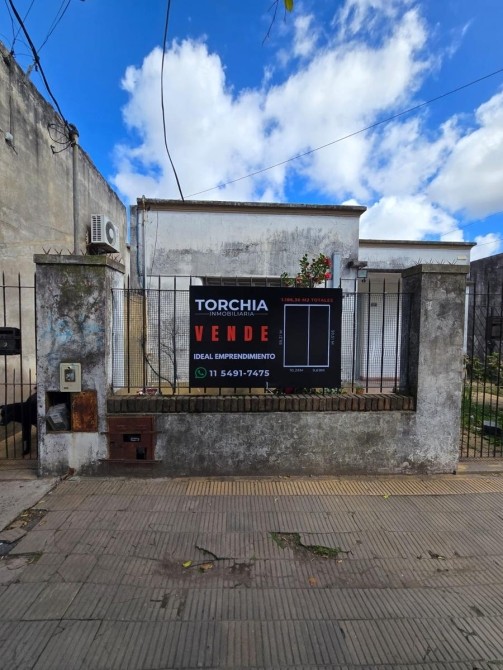 Amplio terreno con propiedad a refaccionar en Burzaco