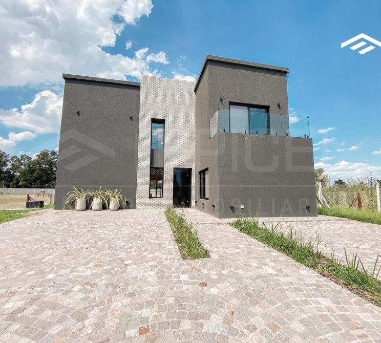 CASA EN VENTA A ESTRENAR - CANNING CHICO PISCINA Y 4 DORM.