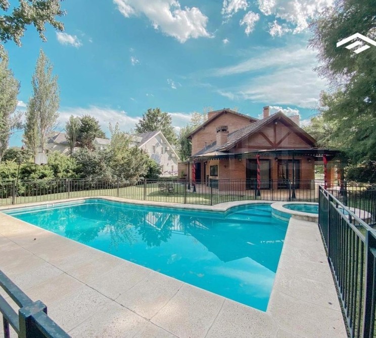 CASA EN VENTA SAINT THOMAS SUR - 5 AMBIENTES CON PISCINA