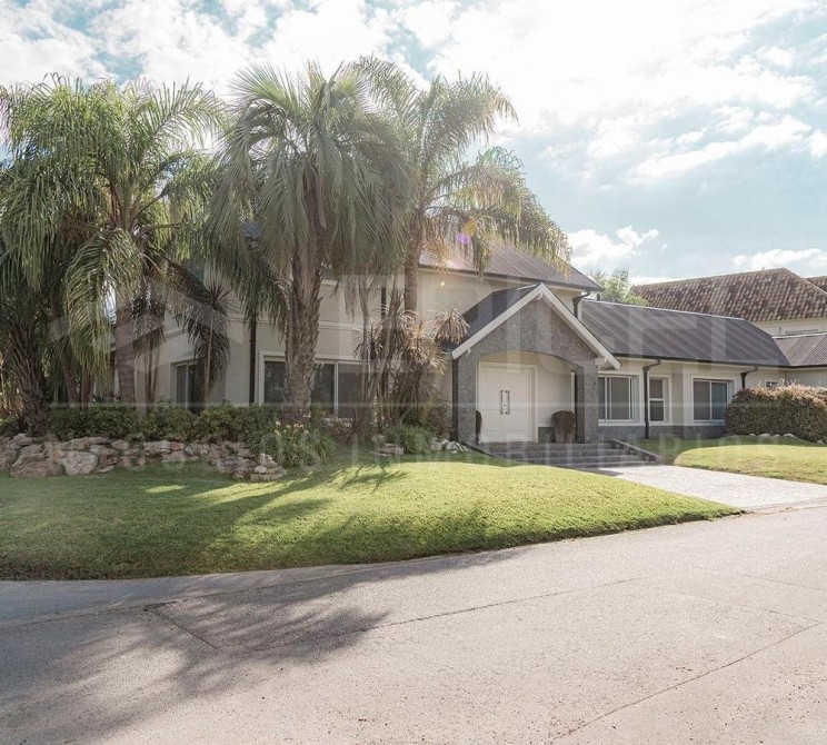 Casa a la venta en El Rocío Canning con piscina y doble lote