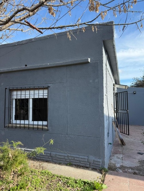 ALQUILER Casa 2 ambientes en Luis Guillon