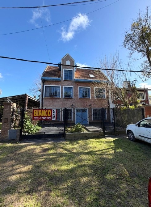 IMPRESIONANTE CHALET EN BARRIO SEMI CERRADO, SIN EXPENSAS!